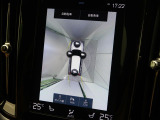 【360&deg;ビューカメラ】4台の高解像度カメラで360度の鳥瞰図を表示。隣の車や壁、死角にある障害物などを画面で確認できるため、狭いスペースでの駐車・出入りも安心です。