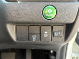 ドアの施錠・解錠に連動してドアミラーを自動で格納・展開します。運転席の格納スイッチでドアミラーを格納した場合、ドアミラーが展開しない格納スイッチ優先機能付。