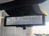 インテリジェントルームミラー搭載で、車の後方に設置されたカメラ映像を映し出してシートバックやヘッドレスト、同乗者に視界が遮られることがなく視認性が非常に良いです