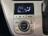 【オートエアコン】一度お好みの温度に設定すれば、車内の温度を検知し風量や温度を自動で調整。暑い&hellip;寒い&hellip;と何度もスイッチ操作をする必要はありません。快適な車内空間には必須の機能ですね♪