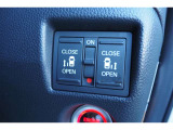 【パワースライドドアスイッチ】運転席から、後部座席の開け閉めが可能なボタンです!ワンプッシュで作動するので、手が塞がっている人などサポートに便利ですね♪