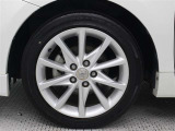 純正アルミホイールは精度が高く、走行の安定性が優れています。タイヤサイズ215/50R17