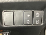 Hondaセンシング用の、VSA(ABS+TCS+横滑り抑制)解除と路外逸脱抑制機能のオンオフスイッチなどはハンドルの右側に装備しています。