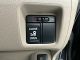 【パワースライドドア】助手席側がパワースライドドアになっており、運転席のスイッチやスマートキーでも開閉が可能です!開口部も広いので乗り降りも楽々♪