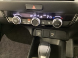 オートエアコンがついてますので、お好みの温度をセットするだけで風の強さや風量を自動で調整します。スイッチやダイヤル類も簡単操作で快適に過ごせます。
