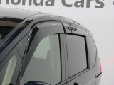 雨天時の換気に役立つドアバイザーを装備。陽射しを遮る効果もありますので、人気の用品です。