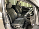 乗降がしやすい運転席。高さが調節できて小柄な方でも運転しやすいポジションをとることができます。