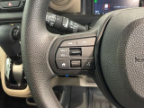 ステアリングにオーディオ操作スイッチが付いています。オーディオ画面に直接タッチしなくても操作が出来ますので、運転に集中できます。