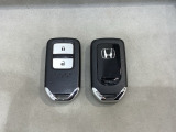 スマートキーを装備しています。鍵を差し込むことなくドアロックの開け閉めと、スタートボタン操作でのエンジンスタートができます。スペアキーも同じものを用意しております。