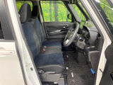 運転席まわりには十分なスペースがあり、大柄な方でもゆったり運転していただける環境です。