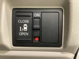 左側電動スライドドアは運転席からでも操作ができるように、ハンドル付近に開閉の操作スイッチが付いています。
