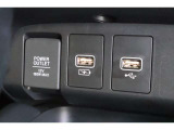 USBオーディオ用ソケットがついていますので携帯電話などを接続すれば音楽等の再生が可能です!充電用ソケットもございます!