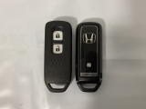 スマートキーを装備しています。鍵を差し込むことなくドアロックの開け閉めと、スタートボタン操作でのエンジンスタートができます。スペアキーも同じものを用意しております。