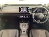 車内は光触媒抗菌消臭施工済です。インパネ周りはスタイリッシュなデザインで機能や装備も充実しています。グローブボックスやカップホルダーのほかにトレーなどたくさんの収納スペースが付いています。