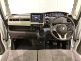 車内は光触媒抗菌消臭施工済です。スタイリッシュなデザインで暖かみのあるインパネ周りを演出します。グローブボックスやカップホルダーのほかにトレーなどたくさんの収納スペースが装備されています。