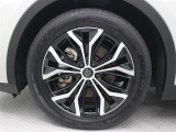 19インチアルミホイール(切削光輝+ブラック塗装)を装着しています。タイヤサイズ225/55R19