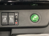 リアドアは乗り降りに便利な両側電動スライドドアです。また運転席に座っていながらスイッチ操作で自在にスライドドアを開け閉めできます。燃費に役立つECONボタンもここです。