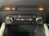 【左右独立型フルオートエアコン】運転席と助手席でそれぞれお好みの温度に設定可能。同乗者にも配慮した、快適な空調をお届け致します。