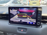【バックカメラ】運転が苦手な方も車庫入れラクラク。ギアをリバースに入れれば自動的に切り換わりますので、面倒な操作は不要です。狭い駐車場も大切なお車を傷つけず安心です。