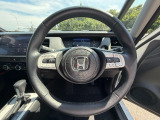 駐車場や交差点などでは軽く回せてスムーズに戻り、高速ではしっかりとした安心感のある手ごたえになる制御を採用したハンドルです!運転のしやすさに配慮し、こうした細部までこだわるハンドルです。