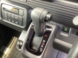 シフトレバー。手になじみ操作しやすい形状で安全運転にもつながります。
