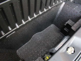 荷室下にも掘込式の収納スペースが。ボードを立てて背の高い荷物を載せることも可能です。