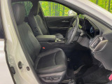 運転席まわりには十分なスペースがあり、大柄な方でもゆったり運転していただける環境です。