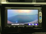 ギヤをR(バック)に入れるとナビの画面に後ろの映像が映るリアカメラ付です。後退時、コンディションが悪い視界でもカラーバックモニターがドライバーをサポートします。