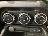 空調スイッチ類は最近流行のタッチパネル式ではなく、運転中でも直感的に操作できるダイヤル式を採用しております。