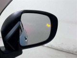隣車線を走る車両をレーダーで検知し、ドアミラーでは確認しにくい後側方エリアに存在する車両に加え、急接近してくる車両も検知します。車両を検知するとドアミラーに搭載されたLEDインジケーターが点灯します。