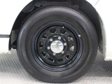 デイトナのホイールが装着されています。タイヤサイズ195/80R15