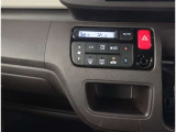 スマートキー付きです。スマートキーとは鍵を車に差し込まなくても、ドアノブを触ったりするだけで、ドアロックを解錠できます。これが凄く便利なんですよ。