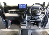 ドライバーを包み込むように、ディスプレーやスイッチ、コンソールを配置。座った瞬間から運転への期待が!空間そのものの心地よさにこだわっています。