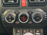【オートエアコン】一度お好みの温度に設定すれば、車内の温度を検知し風量や温度を自動で調整。暑い&hellip;寒い&hellip;と何度もスイッチ操作をする必要はありません。快適な車内空間には必須の機能ですね♪