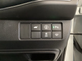 ハンドルの右側にHondaセンシング用のメインスイッチとパワーテールゲートスイッチがついています。パワーテールゲートスイッチは車内からでもテールゲートの開け閉めを電動でできます。
