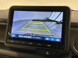 リバースギアに入れるだけで後方の表示へ切り替わります。夜間や雨の日の駐車も楽になりますよ。