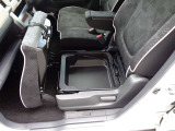 助手席座面下の収納BOXです。車検証や洗車グッズなどを収納できます。取っ手がありますので持ち運びもできます。