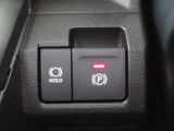 電動パーキングブレーキ&オートブレーキホールド機能付。「HOLD」スイッチを押しシステムONの状態にしておくことで信号待ちでブレーキを踏んで停車時ブレーキペダルから足を離してもブレーキを保持。楽です。