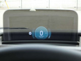 ヘッドアップディスプレイには、現在の速度や制限速度などが表示されるため、目線を前方から外すことなく運転に集中することができます!