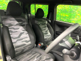 運転席まわりには十分なスペースがあり、大柄な方でもゆったり運転していただける環境です。