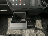 前席側前部にドリンクホルダーあります♪運転中でも手が届きやすい位置にあって使い易いです♪