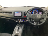 車内は光触媒抗菌消臭施工済です。インパネ周りはスタイリッシュなデザインです。グローブボックスやカップホルダーのほかにトレーなどたくさんの収納スペースが付いています。