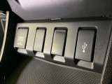 アクセサリーソケットはUSBのアダプターなどをつければ、スマホの充電にも使えます。横にはナビゲーション用の外部入力可能なUSB端子がついており、周辺には物が置けるトレーがついています。