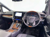 運転席まわりです。 各操作スイッチは使いやすい位置に配置されてます。