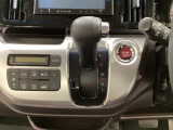 CVT車のセレクトレバーです。低速から高速まで、変速ショックのないスムーズな走りを実現するとともに、エンジン効率のよい領域を維持することで燃費にも貢献します。