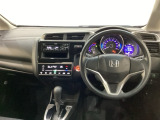 車内は光触媒抗菌消臭施工済です。スタイリッシュなデザインでスポーティなインパネ周りを演出します。グローブボックスやカップホルダーのほかにトレーなどたくさんの収納スペースが付いています。