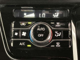 オートエアコンは温度を設定するだけで、自動で風量などを設定してくれます。運転しながら操作も必要ないので、安全性も向上します。