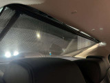 【電動リアサンシェード】高級車の後席に搭載されるサンシェードは電動格納致します。