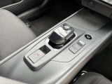 扱いやすい専用シフトレバーです♪指先一つで操作可能な電動パーキングブレーキ付き♪