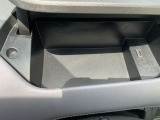 運転席側前に豊富な収納があります!小物をコンパクトに収納できます。